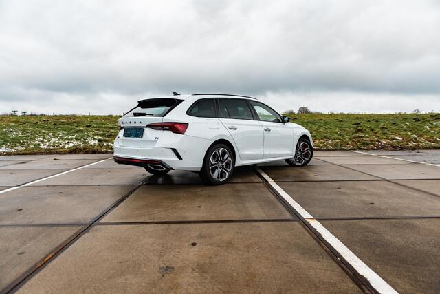 Skoda OCTAVIA Combi 1.4 TSI RS iV PHEV | COMFORT STOELEN | HEAD UP | 19" ALTAIR VELGEN | ADAPTIVE CRUISE