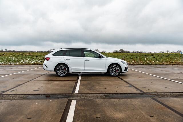 Skoda OCTAVIA Combi 1.4 TSI RS iV PHEV | COMFORT STOELEN | HEAD UP | 19" ALTAIR VELGEN | ADAPTIVE CRUISE