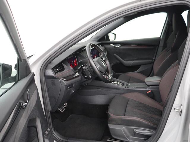 Skoda OCTAVIA 1.4 TSI RS iV PHEV Business | Stoelverwarming | Adaptive cruise | Side Assist | Camera | Alcantara | Matrix LED | Carplay | Sfeerverlichting | Navigatie |