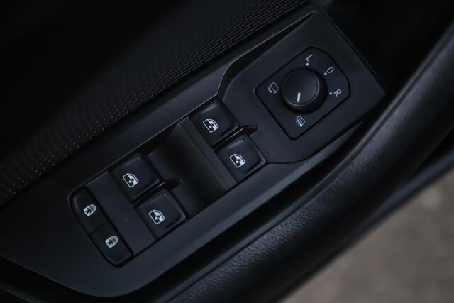 Skoda OCTAVIA Combi 1.0 e-TSI Business Edition Plus Automaat Virtual Cockpit 17 inch LMV Adaptive Cruise LED Sfeerverlichting Elektrische Achterklep