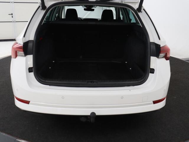 Skoda OCTAVIA 1.0 e-TSI Business Edition | Trekhaak | Carplay | Navigatie | Full LED | Parkeerhulp | Cruise control | Digital Cockpit | Climate control | Getint glas