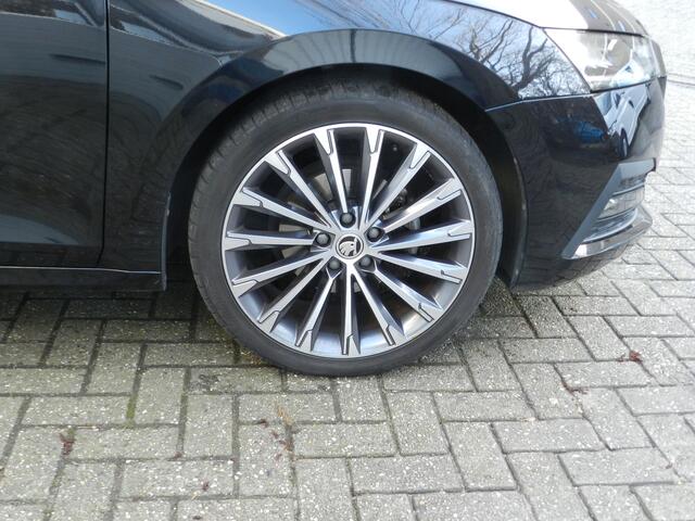 Skoda OCTAVIA Combi 1.5 e-TSI Sport Business DSG Combi full options