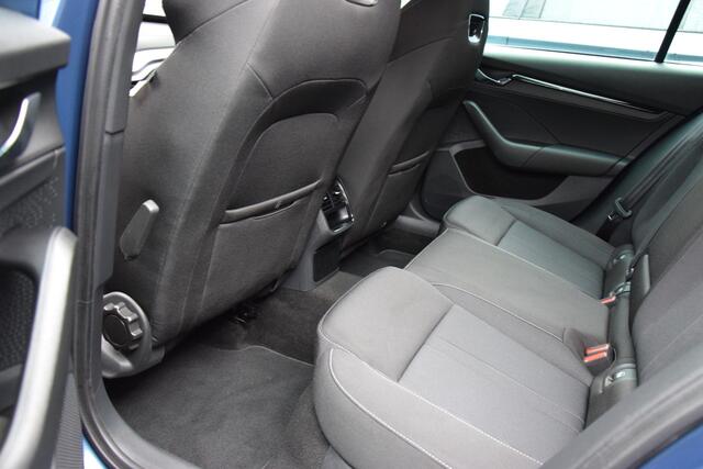 Skoda OCTAVIA Combi 1.0 e-TSI Sport Business | Org. NL | BOVAG Garantie | Virtual Cockpit | Apple Carplay/Android Auto | Sportstoelen | PDC Voor&Achter | Full LED | Navigatie |