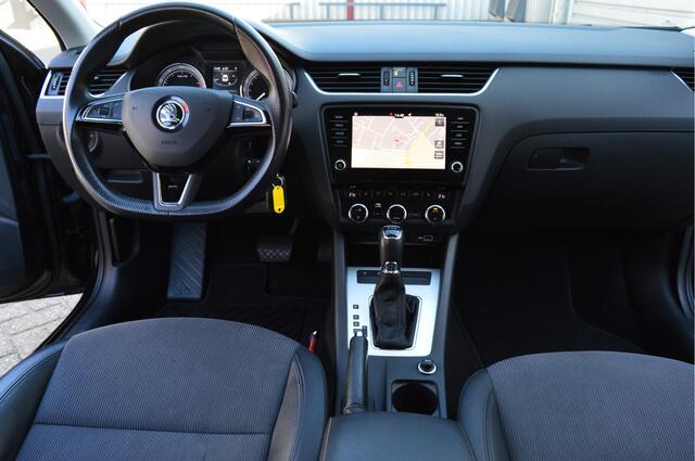 Skoda OCTAVIA Combi 1.5 TSI Greentech Business Edition O.a: Haak, PDC, Stoelverw, Clima, Navi, Carplay, Etc. All-in prijs!