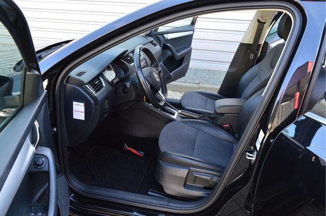 Skoda OCTAVIA Combi 1.5 TSI Greentech Business Edition O.a: Haak, PDC, Stoelverw, Clima, Navi, Carplay, Etc. All-in prijs!
