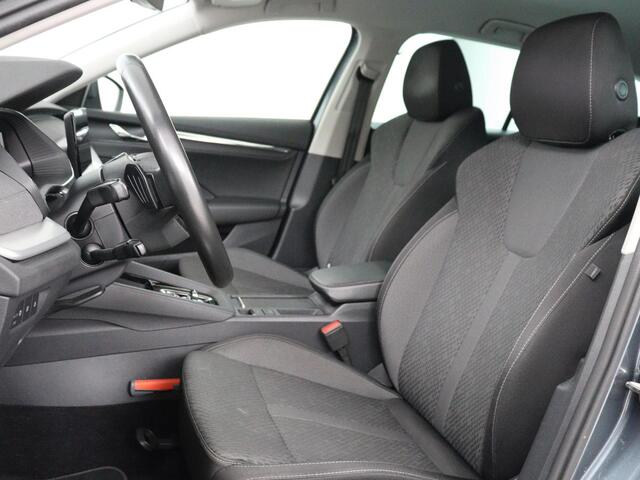 Skoda OCTAVIA 1.4 TSI iV PHEV Business Edition Plus | Stoelverwarming | Trekhaak | Camera | Adaptive cruise | Carplay | Sfeerverlichting | Navigatie | Side Assist | Stuurverwarming | Plug In