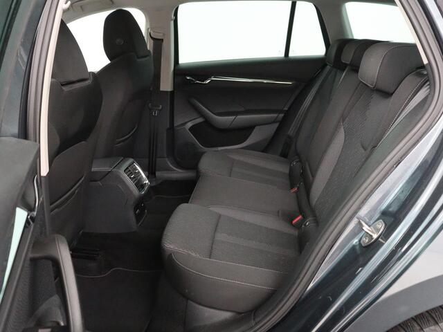 Skoda OCTAVIA 1.4 TSI iV PHEV Business Edition Plus | Stoelverwarming | Trekhaak | Camera | Adaptive cruise | Carplay | Sfeerverlichting | Navigatie | Side Assist | Stuurverwarming | Plug In