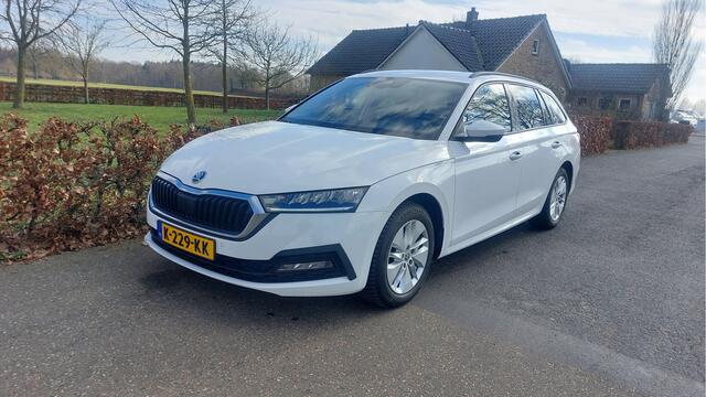 Skoda OCTAVIA Combi 1.0 e-TSI Business Edition CLIMA/NAVI/AUTOMAAT BJ 2021