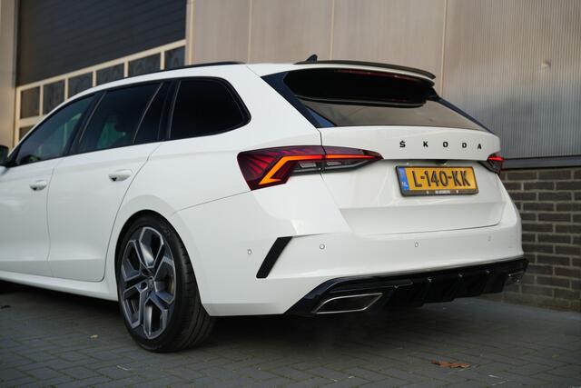Skoda OCTAVIA Combi 2.0 TSI 245 pk RS Matrix-Led/ Pano-Dak/ Kuipstoelen/ Adapt.Cruise/ Adapt. Onderstel/ Carplay/ Keyless/ Camera/ 19''LMV