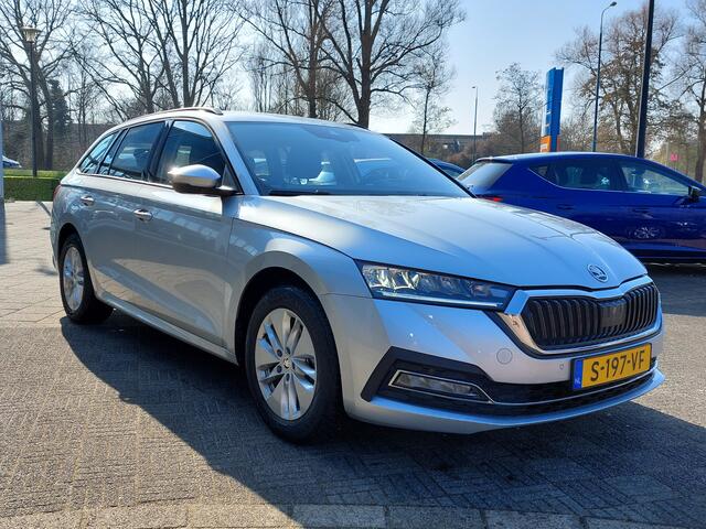 Skoda OCTAVIA Combi 1.5 e-TSI 150pk Automaat Business Edition | Navi | Apple Carplay+Android Auto | Clima | Cruise | Led Koplampen | Keyless Entry | Pdc V+A | Rijstrook+Licht+Regensensor | Trekhaak | 16''lm