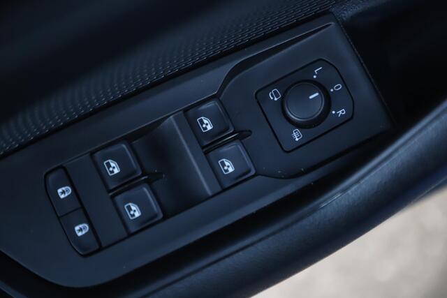 Skoda OCTAVIA Combi 1.0 e-TSI Sport Business 110PK Automaat Trekhaak Sportstoelen Navigatie Carplay Android Airco Cruise Control LED Rijstrooksensor Parkeersensor