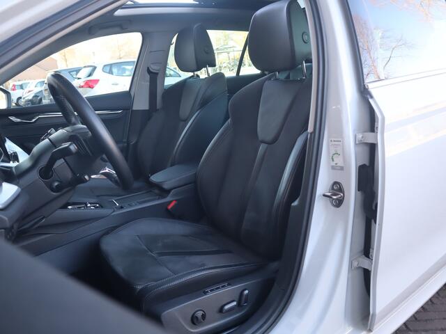 Skoda OCTAVIA Combi 1.4 TSI iV PHEV Business Edition / Pano / Matrix LED / 4x Stoelverwarming / Stuurverwarming