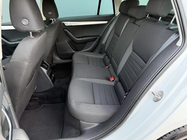 Skoda OCTAVIA Combi 1.0 TSI Greentech Business Edition / Stoel Verwarming / Cruise / Navigatie / Apple Carplay&Android Auto / Parkeersensoren V+A /