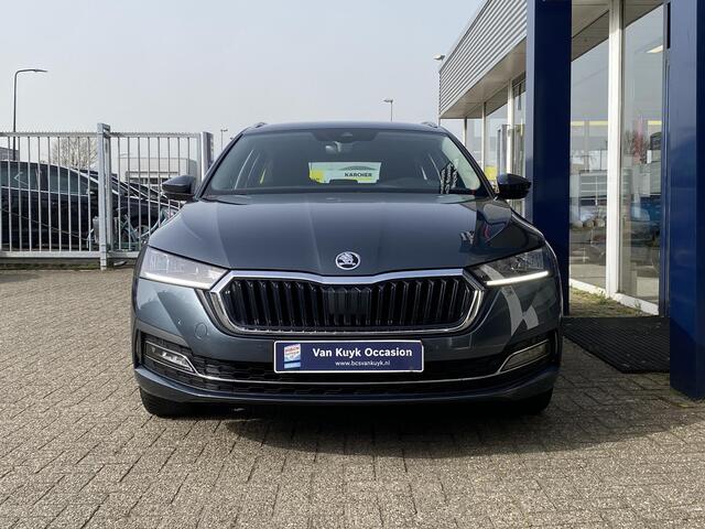 Skoda OCTAVIA Combi 1.0 e-TSI Ambition / Automaat / Adaptieve Cruise-Control / Head-Up Display / Stuur-/Stoelverwarming / Trekhaak / LED / Keyless / Elektr.-Achterklep / Draadloze-Telefoonlader / Apple-Carplay & Android-Auto / Climate-Control / DAB Radio-Bluetooth / Na