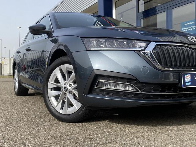 Skoda OCTAVIA Combi 1.0 e-TSI Ambition / Automaat / Adaptieve Cruise-Control / Head-Up Display / Stuur-/Stoelverwarming / Trekhaak / LED / Keyless / Elektr.-Achterklep / Draadloze-Telefoonlader / Apple-Carplay & Android-Auto / Climate-Control / DAB Radio-Bluetooth / Na