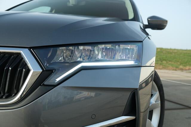 Skoda OCTAVIA Combi 1.5 TSI Edition | TREKHAAK | 17" GEMINI VELGEN | APPLE CAR PLAY | 'SUNSET'