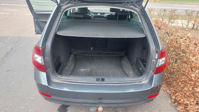 Skoda OCTAVIA Combi 1.0 TSI Greentech Style Business CLIMA/NAVI/DSG BJ 2018