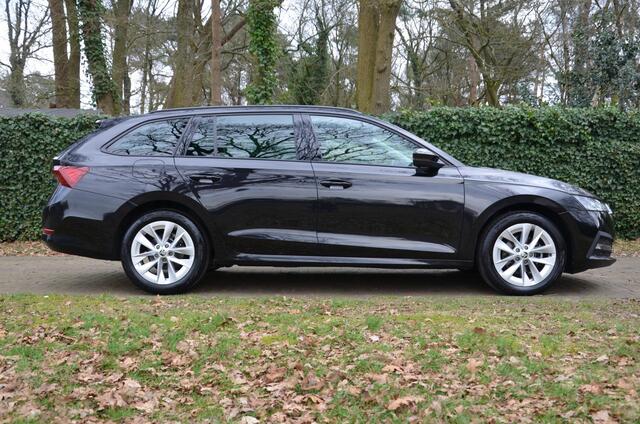 Skoda OCTAVIA Combi 1.0 e-TSI Business Edition Automaat/Navi/Pdc/Ecc/Stuurverwarming/Cruise control adaptief/Extra getint glas/Apple Carplay/Android Auto/Digitaal dashboard/17-Inch Lmv