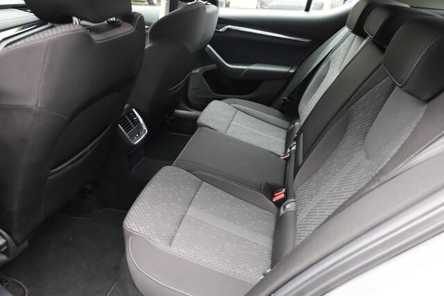 Skoda OCTAVIA 1.0 e-TSI Business Edition Plus STOELVERW. SFEERVERL. CARPLAY CAMERA DIGITAL-DASH ACC DAB LANE-ASSIST 2XPDC 17''LMV