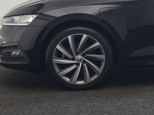 Skoda OCTAVIA Combi 1.4 TSI iV Business Edition Plus PHEV 204pk Dealer O.H. | Trekhaak Afn. | Panodak | Head Up | Adaptive Cruise | Sfeerverlichting | Sportstoelen Memory & Verwarmd | Keyless | Blis | Crystal LED | Navigatie | DAB | Plug In Hybrid |