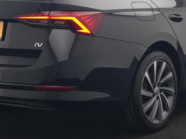 Skoda OCTAVIA Combi 1.4 TSI iV Business Edition Plus PHEV 204pk Dealer O.H. | Trekhaak Afn. | Panodak | Head Up | Adaptive Cruise | Sfeerverlichting | Sportstoelen Memory & Verwarmd | Keyless | Blis | Crystal LED | Navigatie | DAB | Plug In Hybrid |