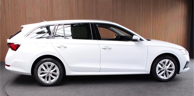 Skoda OCTAVIA Combi 1.4 TSI iV PHEV HUD Leder Memory Camera ACC Stuurverwarming Ambient Keyless Virtual