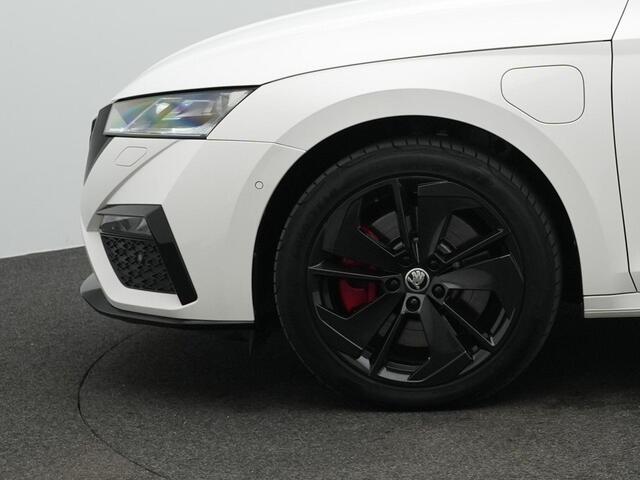Skoda OCTAVIA Combi 1.4 TSI RS iV 245 pk PHEV | Matrix LED | Achteruitrijcamera | Stoelverwarming | Carplay | Side Assist | Keyless Entry