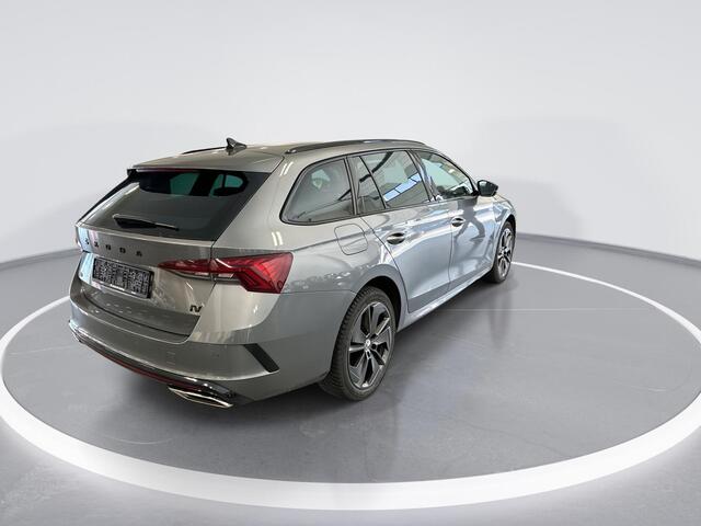 Skoda OCTAVIA 1.4 TSI 245pk DSG RS iV · Wegklapbare Trekhaak · Apple/Android Car Play · Navigatie · Cruise Control · Keyless · 18'' Inch ·