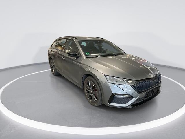 Skoda OCTAVIA 1.4 TSI 245pk DSG RS iV · Wegklapbare Trekhaak · Apple/Android Car Play · Navigatie · Cruise Control · Keyless · 18'' Inch ·