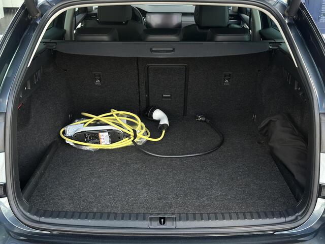 Skoda OCTAVIA Combi 1.4 TSI iV PHEV Business Edition Plus | Adaptive Cruise Control | Stoel-/Stuurverwarming | Elektrische Stoelen met geheugen | Climate Control | Parkeercamera/-sensoren | Apple Carplay/Android Auto | Elektrische kofferbak | Keyless Entry/Start | Full