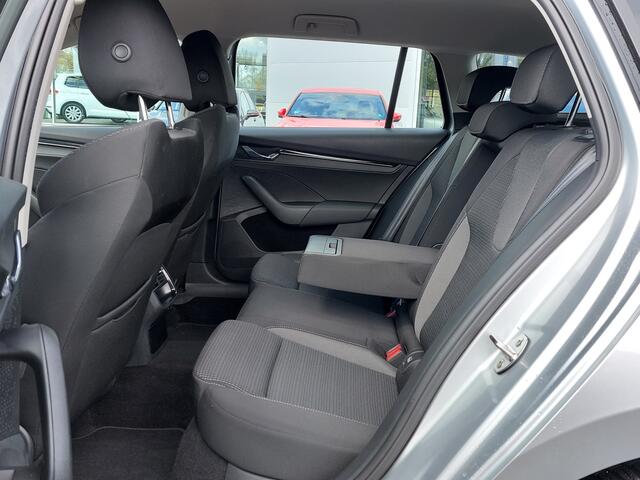 Skoda OCTAVIA Combi 1.0 TSI 110pk Ambition | Origineel NL | Navi | Apple Carplay+Android Auto | Clima | Cruise | Led Koplampen | Rijstrook+Licht+Regensensor | Pdc | 16''lm | Trekhaak