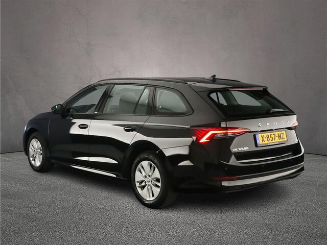 Skoda OCTAVIA Combi Business Edition 1.0 eTSI 110pk DSG Automaat Cruise control, Navigatie, Elektrische achterklep, LED koplampen, Parkeersensoren, Airco, DAB, Radio