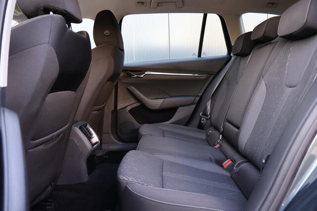 Skoda OCTAVIA Combi 1.0 e-TSI Business Edition Plus Automaat | Virtual Cockpit | Head-up Display | Camera | Stoel- / stuurverwarming | Elektr. achterklep | Keyless