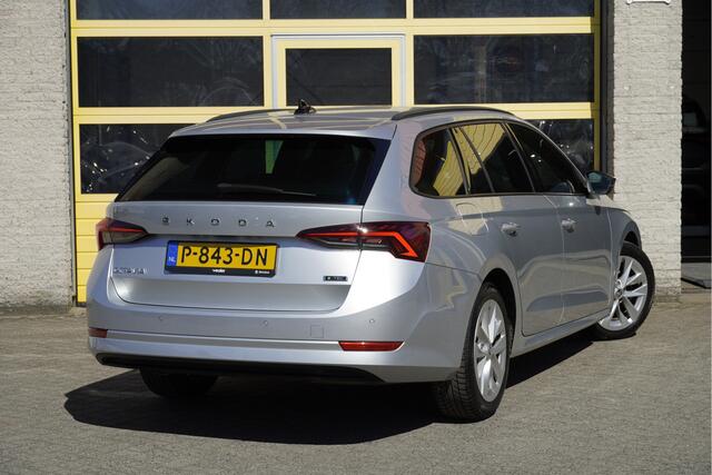 Skoda OCTAVIA Combi 1.5 e-TSI 150PK! Automaat Sport Business BJ2022 Lmv 17" | Led V+A | Dynamische knipperlichten | Pdc | App-Connect | Navi | Virtual cockpit | Dashboard verlichting | Climate control | Cruise control | Sportstoelen/stuur | Zwarte hemel