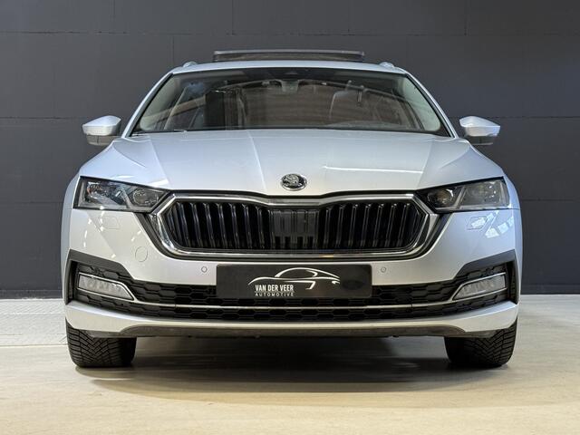 Skoda OCTAVIA Combi 1.5 TSI First Edition | Facelift | Crystal Light | Panoramadak | Trekhaak | Apple Carplay