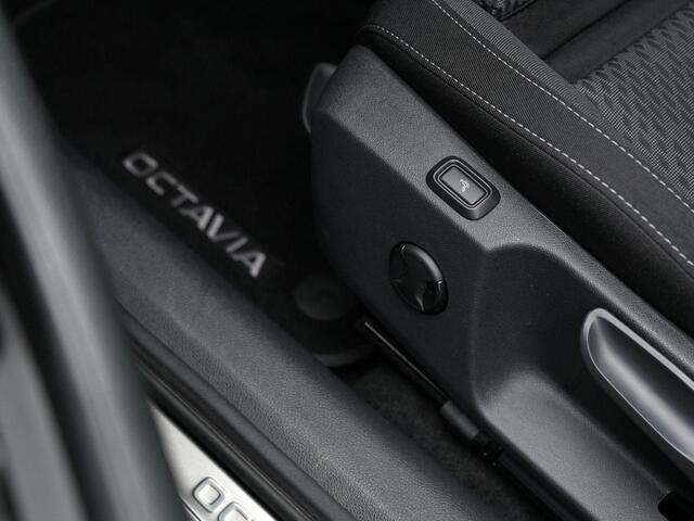 Skoda OCTAVIA Combi 1.4 TSI iV 204 pk PHEV Ambition | Achteruitrijcamera | Adaptive Cruise | Stuur-/achterbankverwarming | Navigatie | Keyless Entry