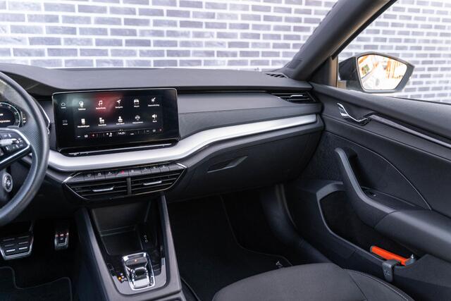 Skoda OCTAVIA Combi 1.0 e-TSI Sport Business | Parkeersensoren | Sportstoelen | Lichtmetalen Velgen 18 inch | Navigatie | Apple Carplay | Android Auto | Voorruitverwarming
