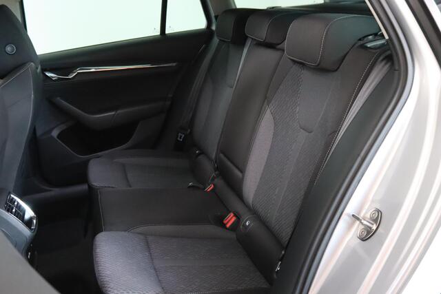 Skoda OCTAVIA Combi 1.4 TSI iV PHEV Business Edition Trekhaak, ACC, Camera, Stoelverwarming