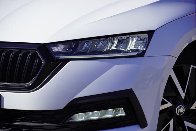 Skoda OCTAVIA 1.0 e-TSI Automaat! 5drs Sport Business BJ2021 Lmv 18" | Led V+A | Dynamische knipperlichten | Pdc | Elek. trekhaak | App-Connect | Navi | Dashboard verlichting | Climate control | Cruise control | Sportstoelen | Verwarmd stuur | Zwarte hemel