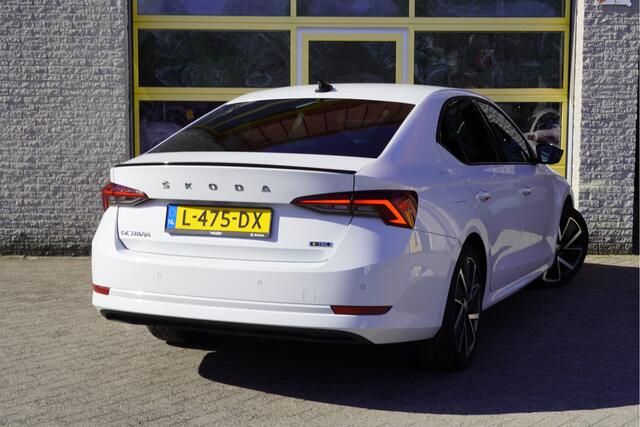 Skoda OCTAVIA 1.0 e-TSI Automaat! 5drs Sport Business BJ2021 Lmv 18" | Led V+A | Dynamische knipperlichten | Pdc | Elek. trekhaak | App-Connect | Navi | Dashboard verlichting | Climate control | Cruise control | Sportstoelen | Verwarmd stuur | Zwarte hemel