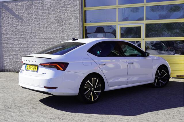 Skoda OCTAVIA 1.0 e-TSI Automaat! 5drs Sport Business BJ2021 Lmv 18" | Led V+A | Dynamische knipperlichten | Pdc | Elek. trekhaak | App-Connect | Navi | Dashboard verlichting | Climate control | Cruise control | Sportstoelen | Verwarmd stuur | Zwarte hemel