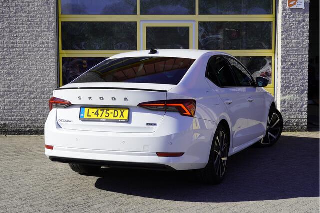 Skoda OCTAVIA 1.0 e-TSI Automaat! 5drs Sport Business BJ2021 Lmv 18" | Led V+A | Dynamische knipperlichten | Pdc | Elek. trekhaak | App-Connect | Navi | Dashboard verlichting | Climate control | Cruise control | Sportstoelen | Verwarmd stuur | Zwarte hemel