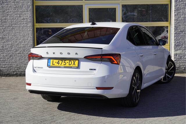 Skoda OCTAVIA 1.0 e-TSI Automaat! 5drs Sport Business BJ2021 Lmv 18" | Led V+A | Dynamische knipperlichten | Pdc | Elek. trekhaak | App-Connect | Navi | Dashboard verlichting | Climate control | Cruise control | Sportstoelen | Verwarmd stuur | Zwarte hemel