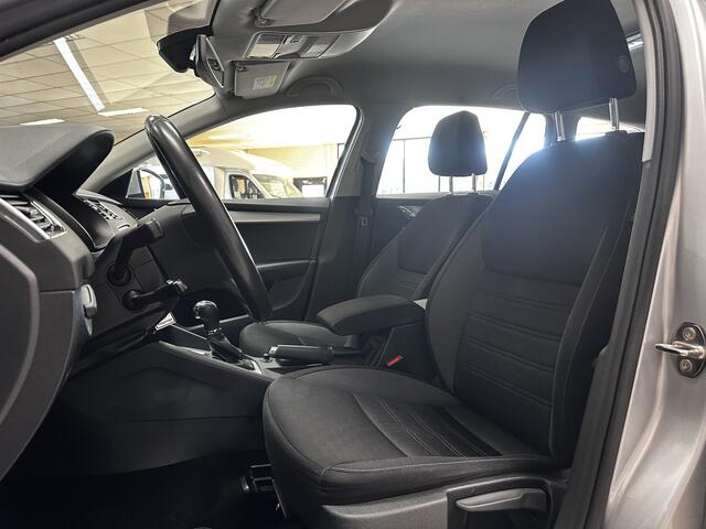 Skoda OCTAVIA Combi 1.0 TSI Greentech Ambition/ Automaat!/ Adaptive Cruise/ Navi/ Apple + Android/ Airco/ Elek. pakket/ Isofix/ Bluetooth/ Armsteun/ Multi. LEDER. Stuur/ Mistl./ Dakrails.