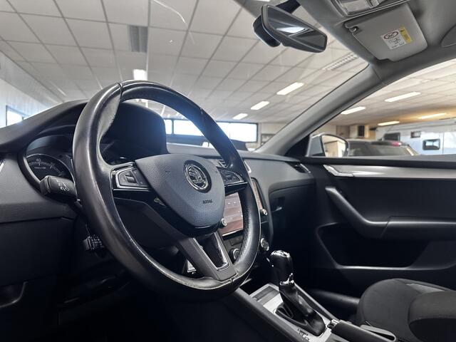Skoda OCTAVIA Combi 1.0 TSI Greentech Ambition/ Automaat!/ Adaptive Cruise/ Navi/ Apple + Android/ Airco/ Elek. pakket/ Isofix/ Bluetooth/ Armsteun/ Multi. LEDER. Stuur/ Mistl./ Dakrails.