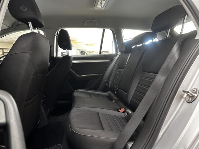 Skoda OCTAVIA Combi 1.0 TSI Greentech Ambition/ Automaat!/ Adaptive Cruise/ Navi/ Apple + Android/ Airco/ Elek. pakket/ Isofix/ Bluetooth/ Armsteun/ Multi. LEDER. Stuur/ Mistl./ Dakrails.