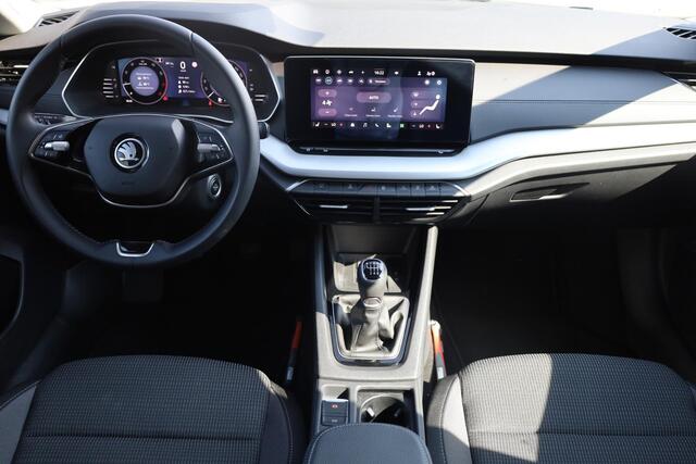 Skoda OCTAVIA Combi 1.5 TSI Edition Lichtmetalen velgen, digitaal dashboard, electronic climate controle , stoelverwarming, carplay, draadloos laden, ledkoplampen, parkeersensoren voor en achter