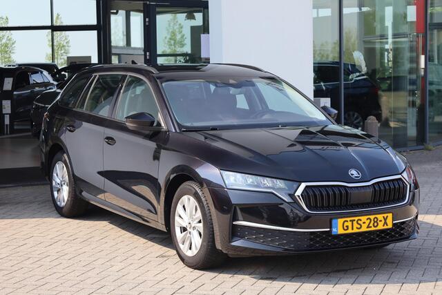 Skoda OCTAVIA Combi 1.5 TSI Edition Lichtmetalen velgen, digitaal dashboard, electronic climate controle , stoelverwarming, carplay, draadloos laden, ledkoplampen, parkeersensoren voor en achter