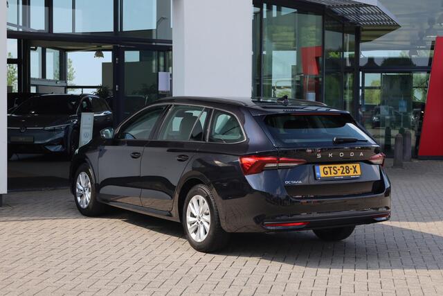 Skoda OCTAVIA Combi 1.5 TSI Edition Lichtmetalen velgen, digitaal dashboard, electronic climate controle , stoelverwarming, carplay, draadloos laden, ledkoplampen, parkeersensoren voor en achter