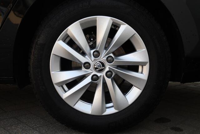 Skoda OCTAVIA Combi 1.5 TSI Edition Lichtmetalen velgen, digitaal dashboard, electronic climate controle , stoelverwarming, carplay, draadloos laden, ledkoplampen, parkeersensoren voor en achter